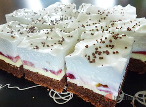 Recipe Chocolate cake with strawberries, vanilla cream and whipped cream