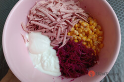 Recipe preparation Excellent yet simple red cabbage salad prepared in 10 minutes, step 2