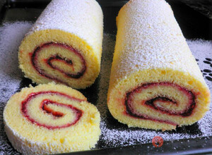 Recipe A simple roulade with raspberry jam